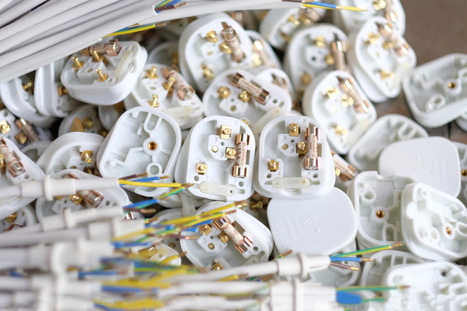 BS胶木装配插头