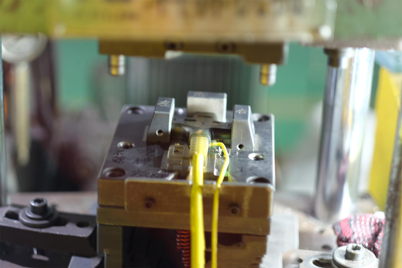 日本三芯延长线注塑