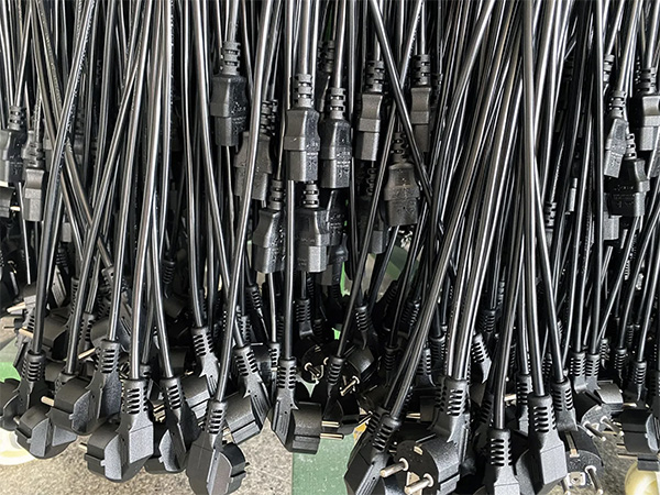 欧洲Schuko插头配IEC 60320 C13电源延长线 欧洲Schuko插头配IEC 60320 C13电源延长线