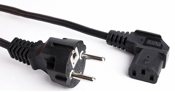 欧洲Schuko直插配IEC 60320 C13右弯电源线 欧洲Schuko直插配IEC 60320 C13右弯电源线