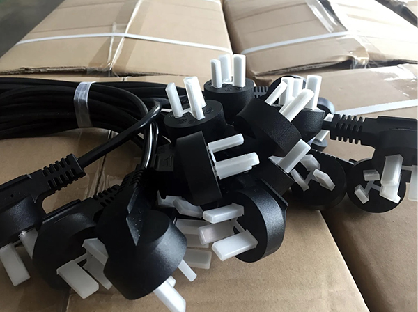 中国三芯电源线配IEC C13 中国三芯电源线配IEC C13