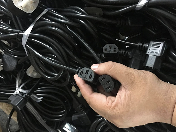 IEC 60320 C13右弯插座 IEC 60320 C13右弯插座